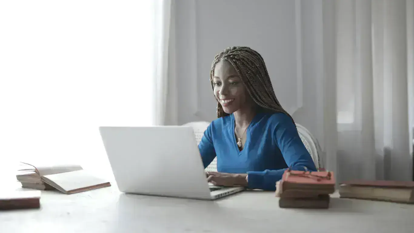 Mulher preocupada vendo a tela do computador