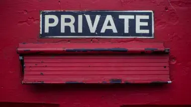 Placa vermelha com a palavra Private